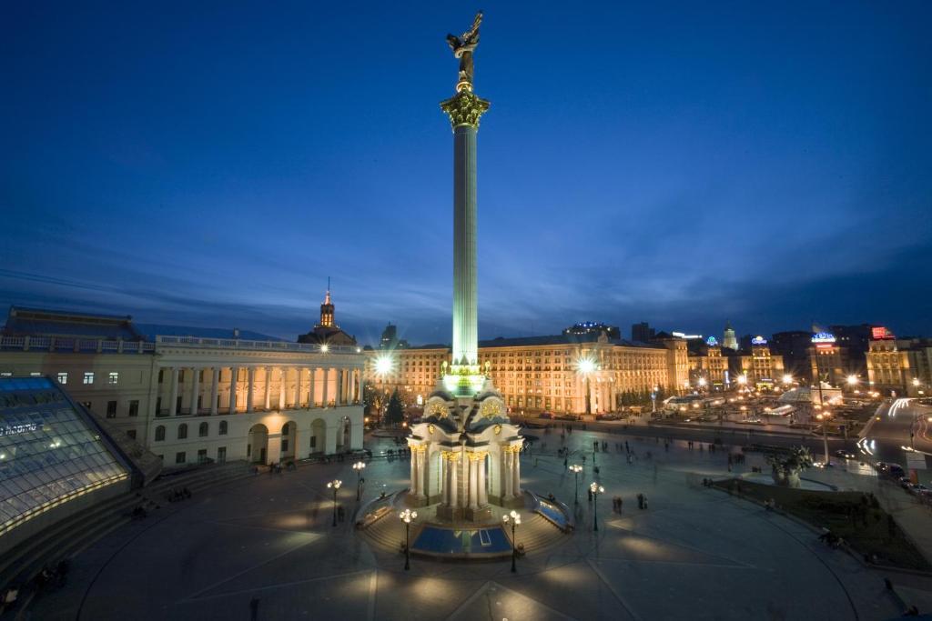 Senator Maidan Aparthotel Kiev Esterno foto